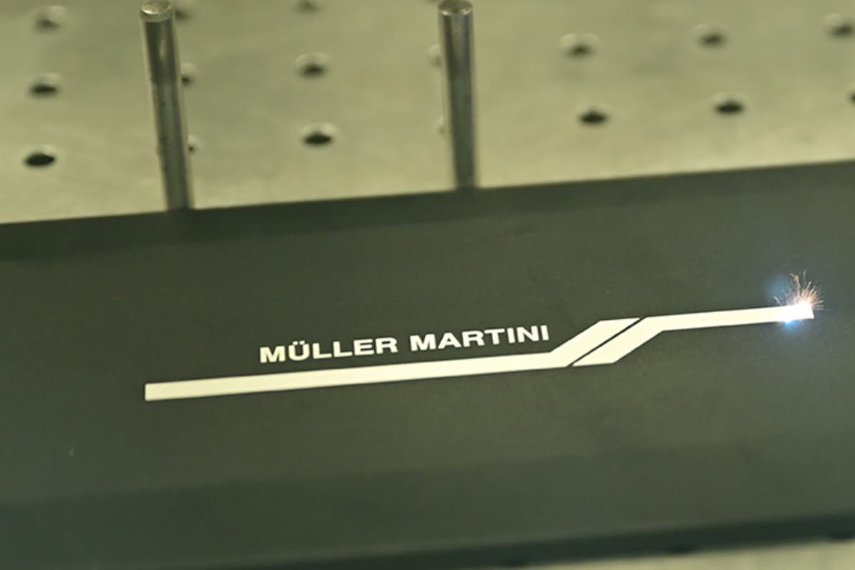 Logo Müller Martini Manufacturing wird gelasert.