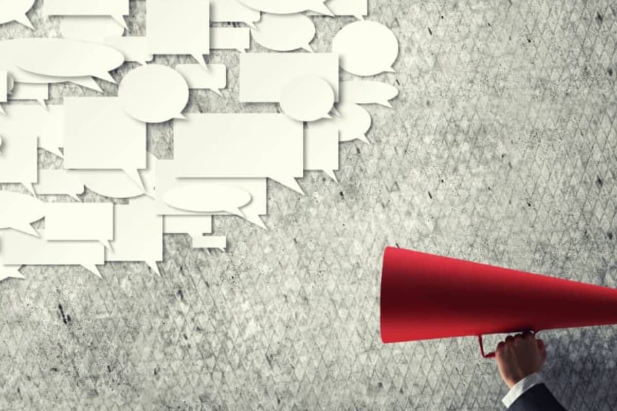 Visual der Integrity Platform mit rotem Megafon und weissen Sprechblasen.