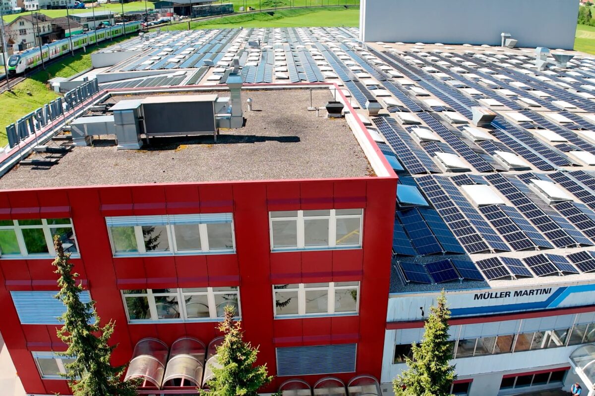 Overview_Nachhaltigkeit Dach mit Solarpanels von Müller Martini Manufacturing in Hasle.