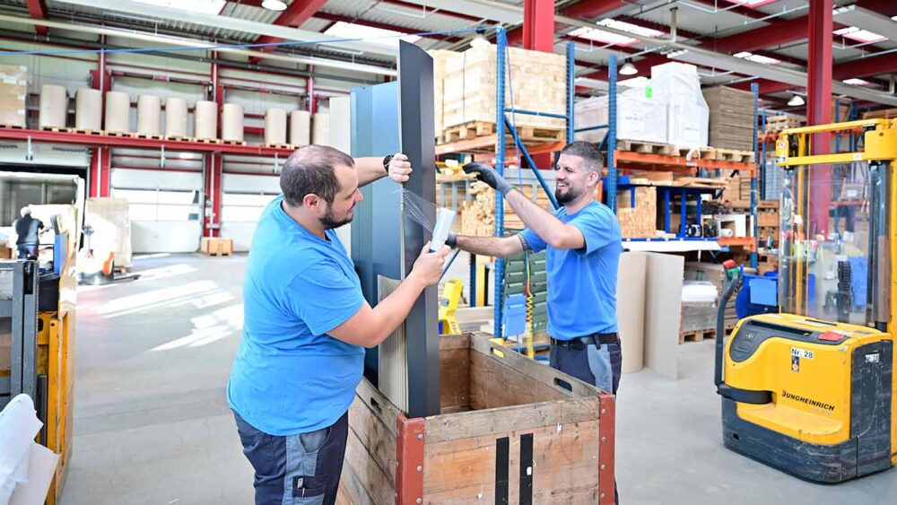 Zwei Mitarbeiter der Logistik bei der Expressfertigung.