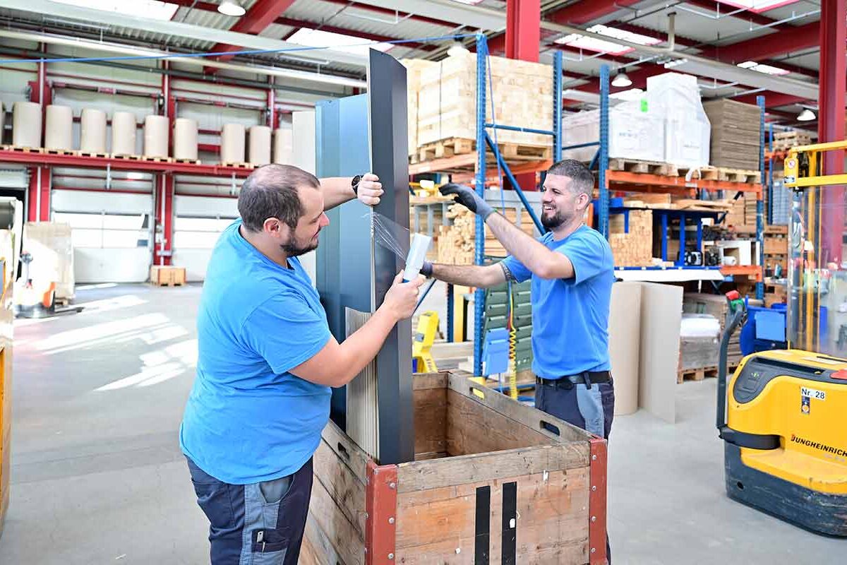 Expressfertigung-header Zwei Mitarbeiter der Logistik bei der Expressfertigung.