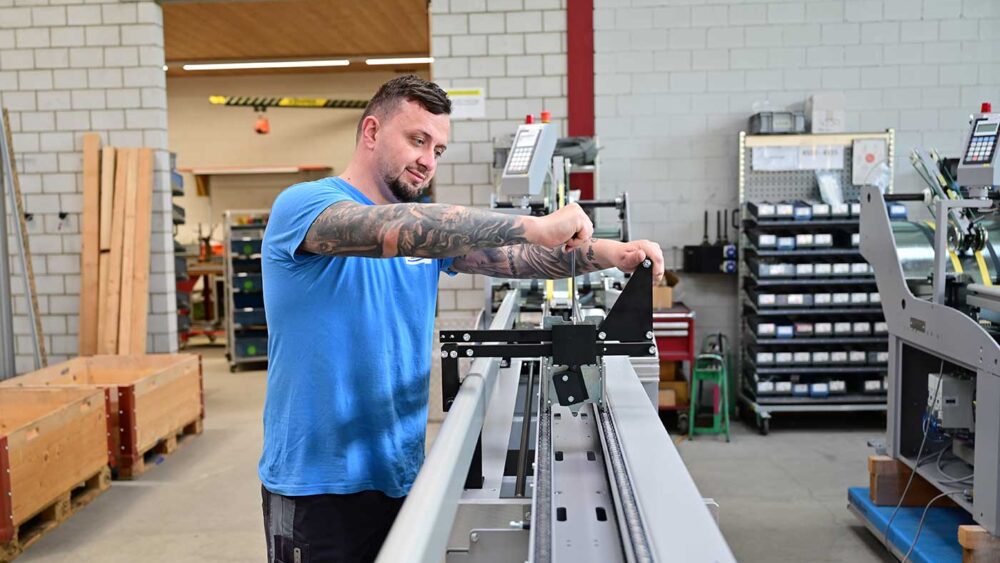 Mitarbeiter der Montage am Schrauben.