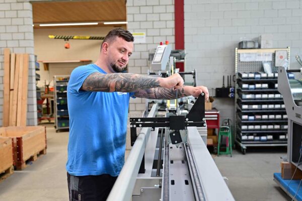 Mitarbeiter der Montage am Schrauben.