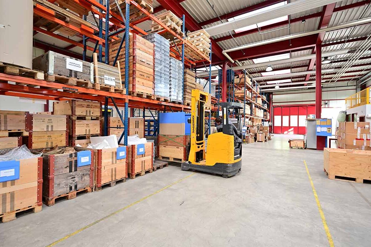 Logistik-header-gespiegelt-new Mitarbeiter im Logistik Lager auf Gabelstapler.